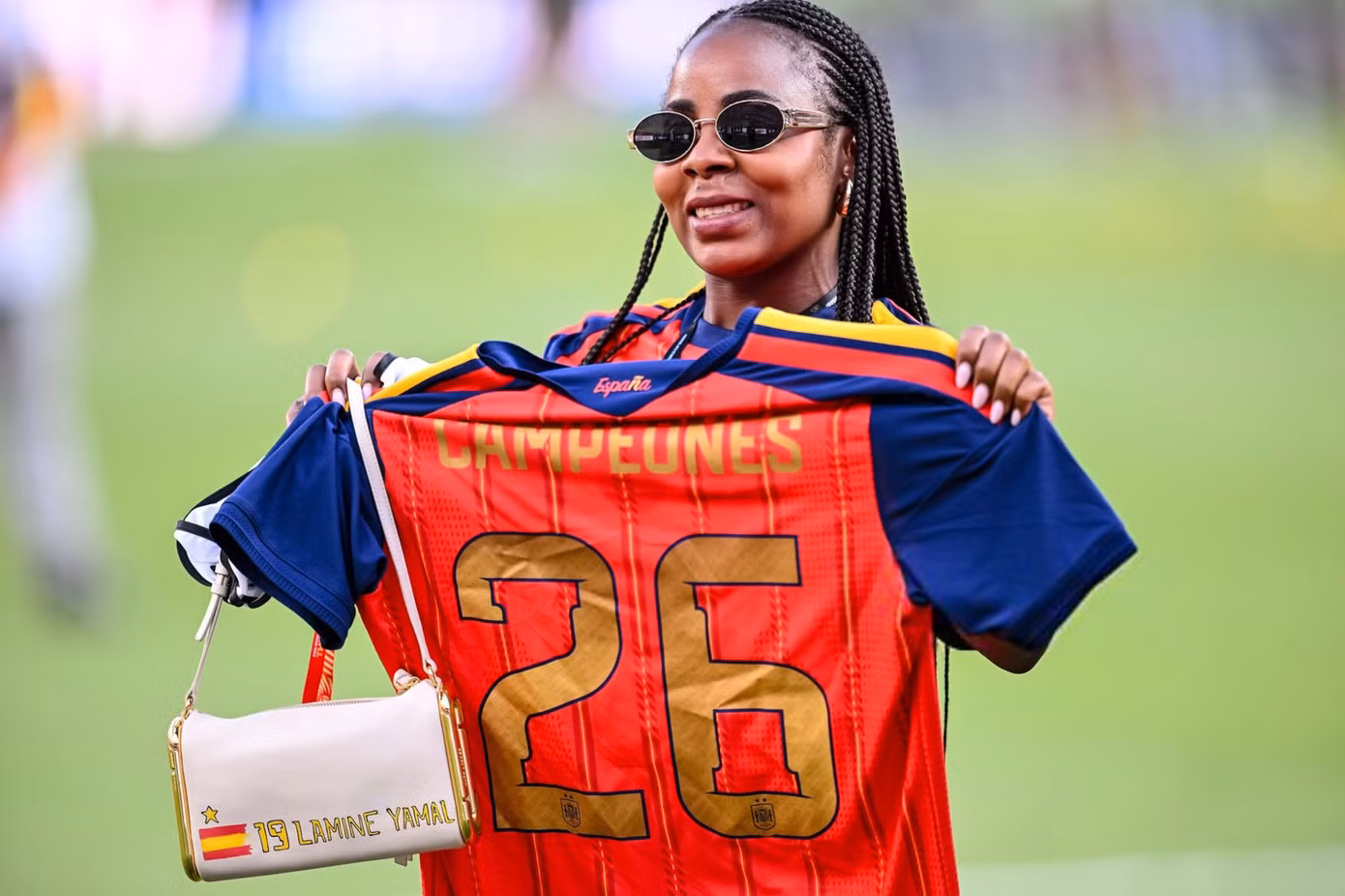 Bạn gái xuống sân hôn Lamine Yamal sau vô địch World Cup - 11