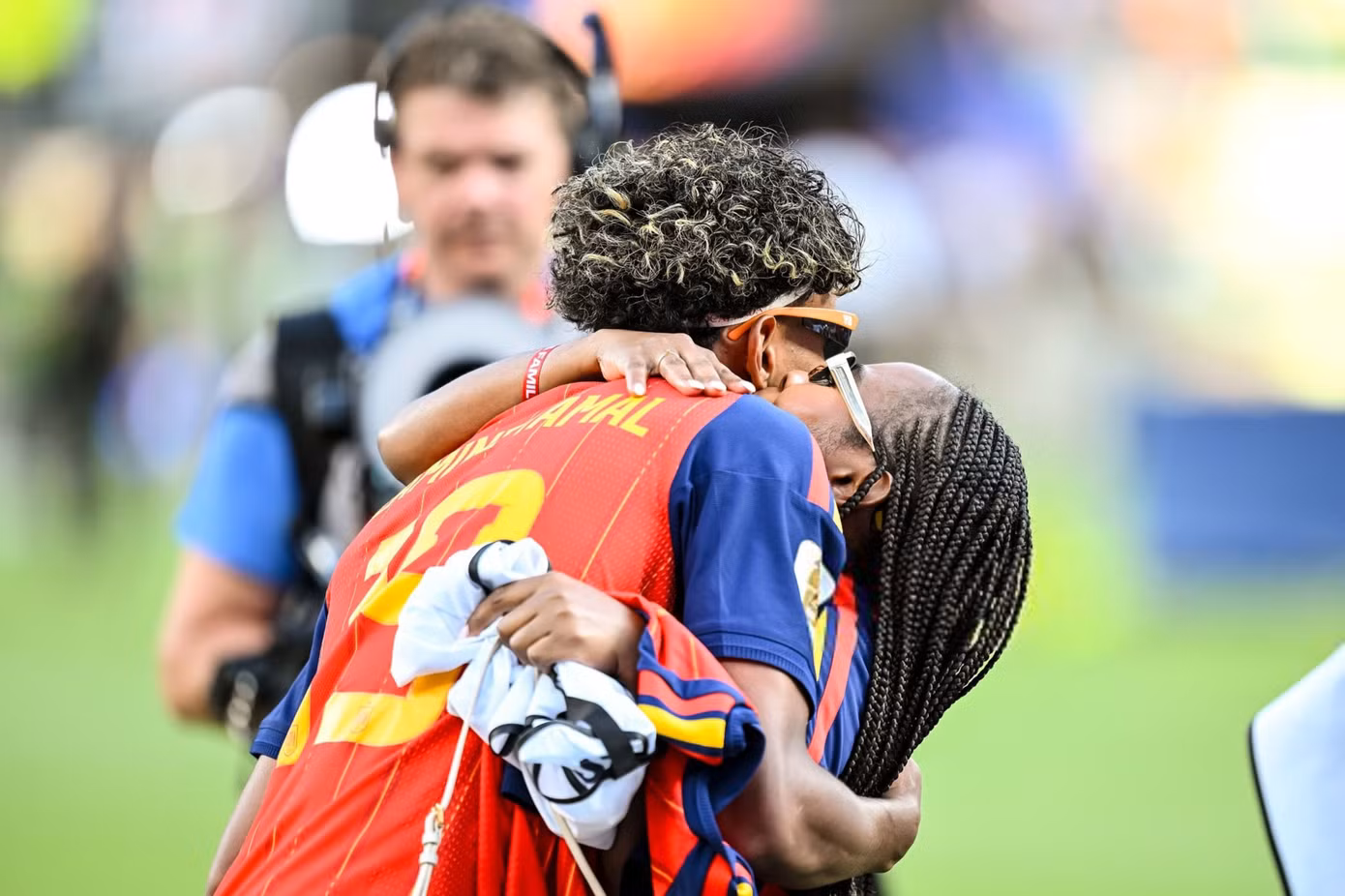 Bạn gái xuống sân hôn Lamine Yamal sau vô địch World Cup - 10