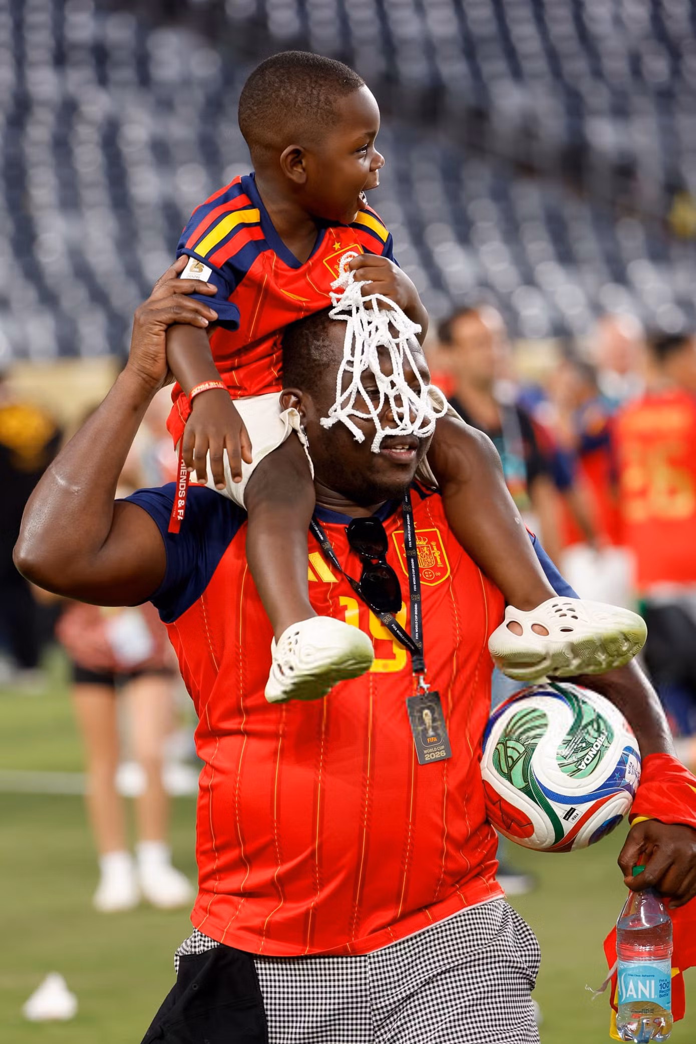 Bạn gái xuống sân hôn Lamine Yamal sau vô địch World Cup - 15