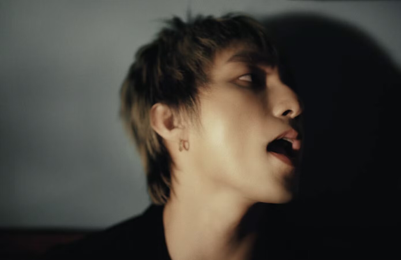 Sơn Tùng đổi vibe trong MV mới.