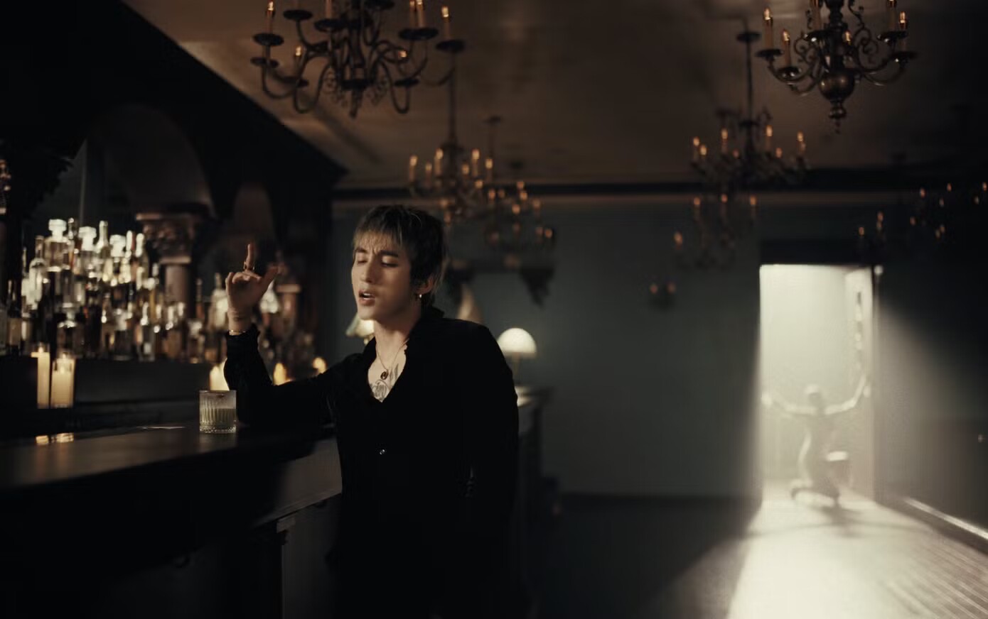 Sơn Tùng đổi vibe trong MV mới.