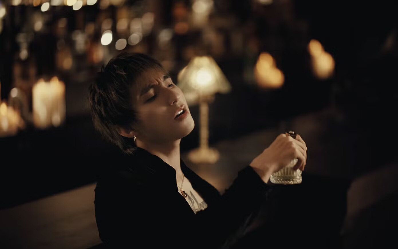 Sơn Tùng đổi vibe trong MV mới.