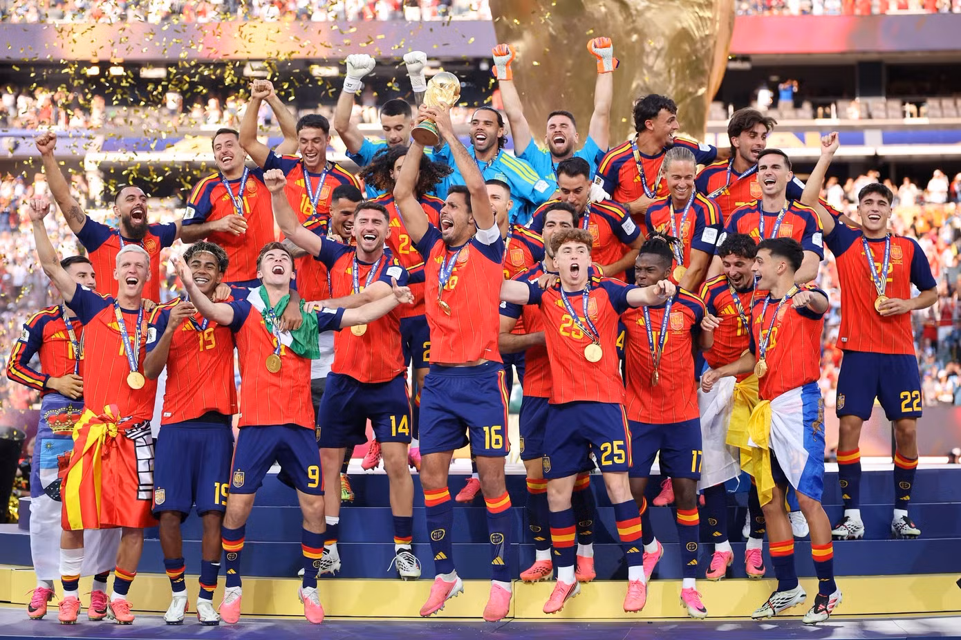 Những khoảnh khắc bùng nổ dưới sân cỏ, trên khán đài khép lại kỳ World Cup lịch sử.