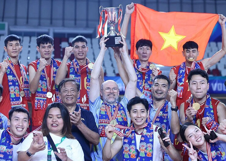 Những quyết định chính xác, táo bạo của HLV&nbsp;Federico Rampazzo (cầm cúp) giúp tuyển VN làm nên lịch sử