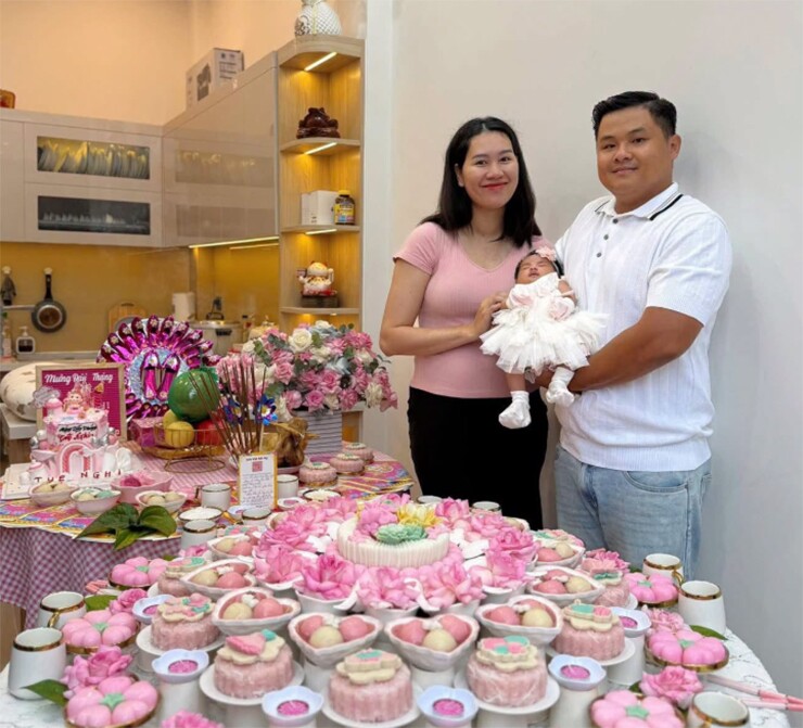 Trinh Nguyễn mừng con gái đầy tháng. Ảnh FBNV
