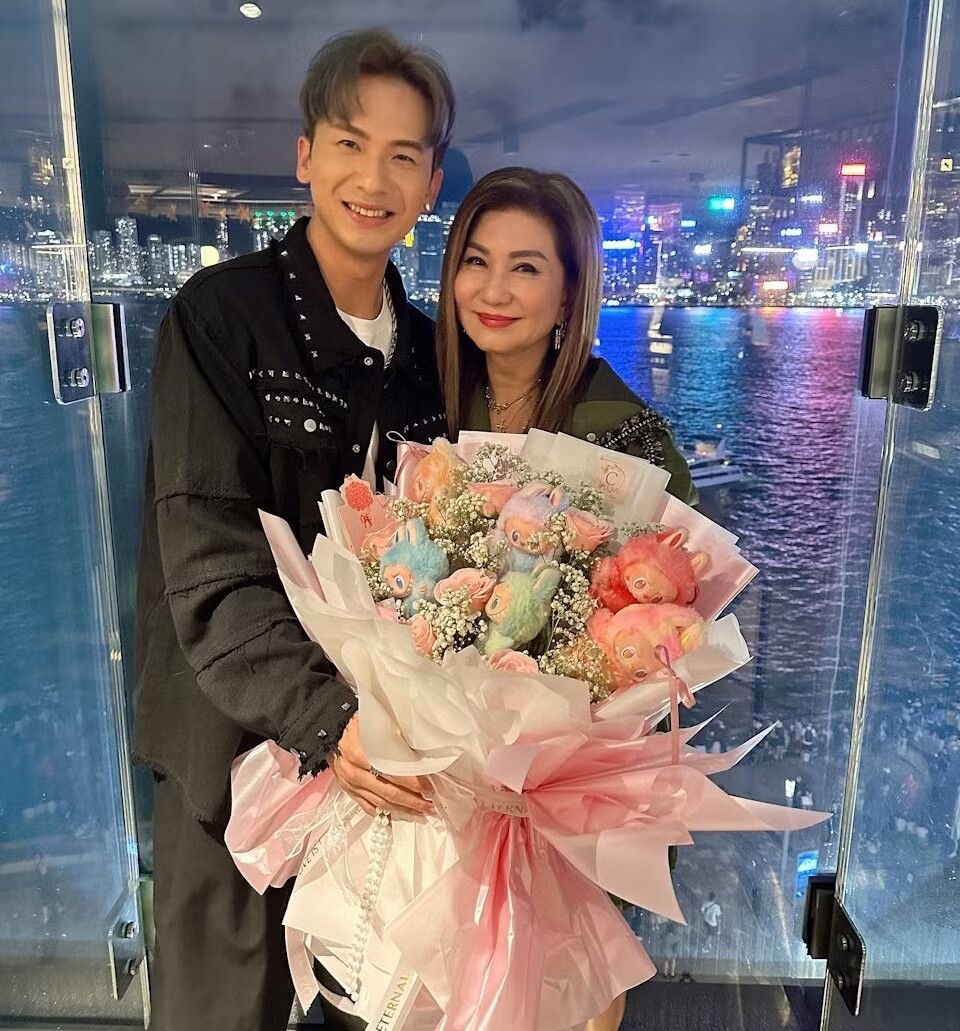Chu Cát Bội tặng bó hoa labubu cho bà Lạc Di Linh. Lương Liệt Duy bị nghi ngờ có hành vi ăn cắp.