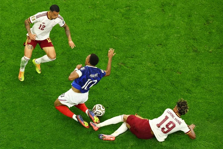 Pha bóng Yamal "chặt chém" Mbappe&nbsp;
