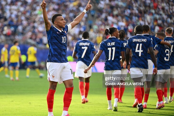 Mbappe quá đáng sợ