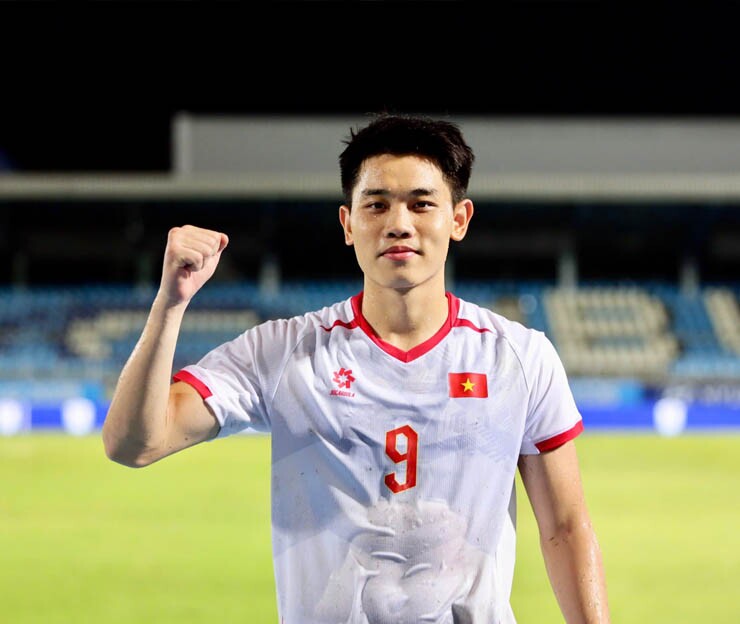 Đình Bắc khiến tất cả phát cuồng khi có hat-trick ngay tại kỳ AFF Cup đầu tiên trong sự nghiệp.