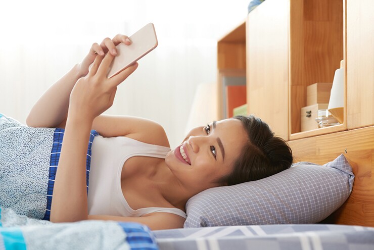 Nhiều người có thói quen cầm ngay điện thoại mỗi sáng thức dậy.