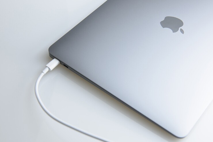 Quên sạc MacBook, có nên dùng tạm sạc điện thoại? - 1