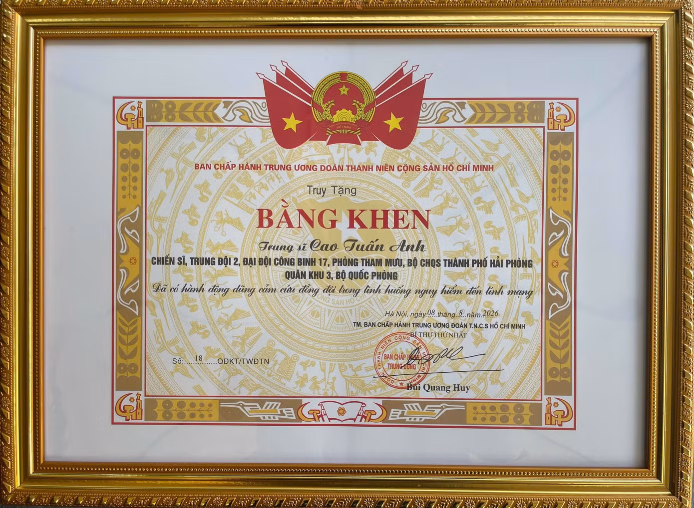 Ban Chấp hành Trung ương Đoàn TNCS Hồ Chí Minh truy tặng Bằng khen đối với Trung sĩ Cao Tuấn Anh.