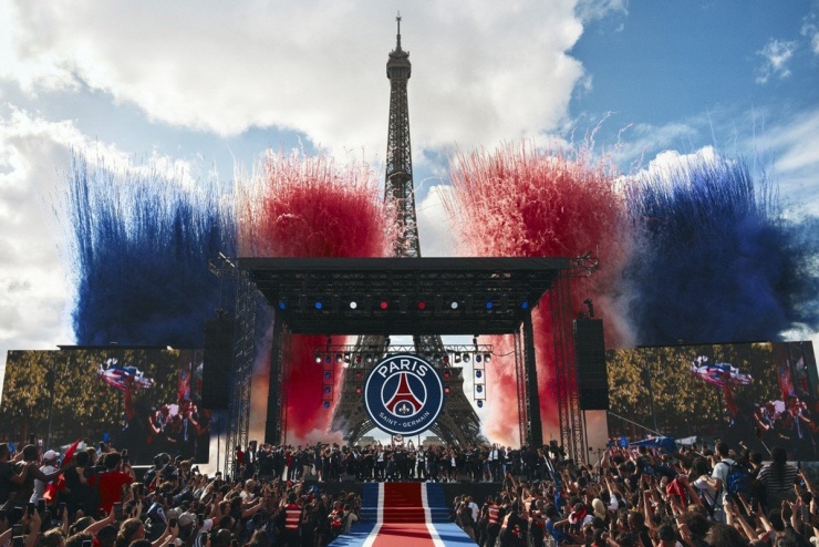 Paris chào đón những người hùng. Ảnh: PSG Inside
