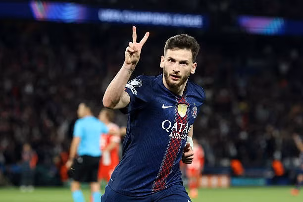 Kvaratskhelia hay nhất Champions League, thách thức danh hiệu Quả bóng Vàng
