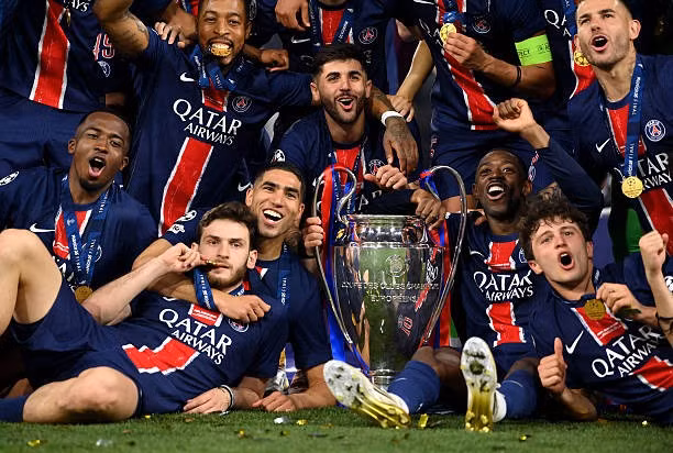 Kvaratskhelia hay nhất Champions League, thách thức danh hiệu Quả bóng Vàng - 2