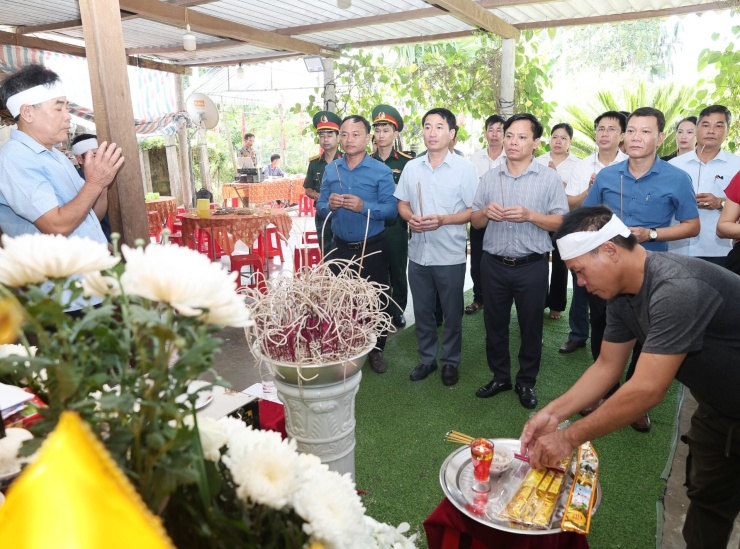 Lãnh đạo địa  phương thắp hương ngày đón liệt sĩ Kính về quê nhà. Ảnh: Q.Vinh