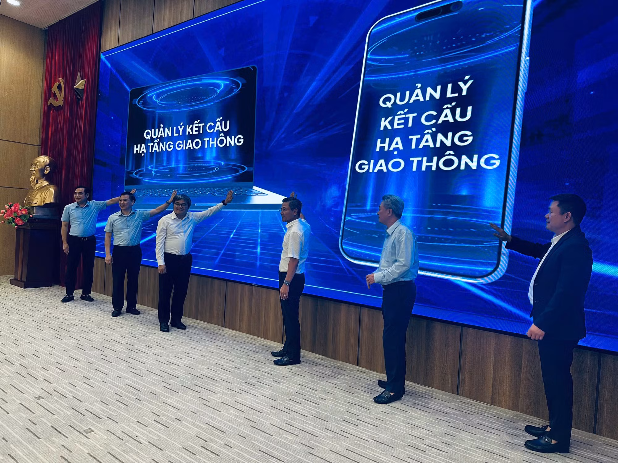Các đại biểu cùng nhấn nút khởi động Hệ thống quản lý kết cấu hạ tầng giao thông trên nền bản đồ số.