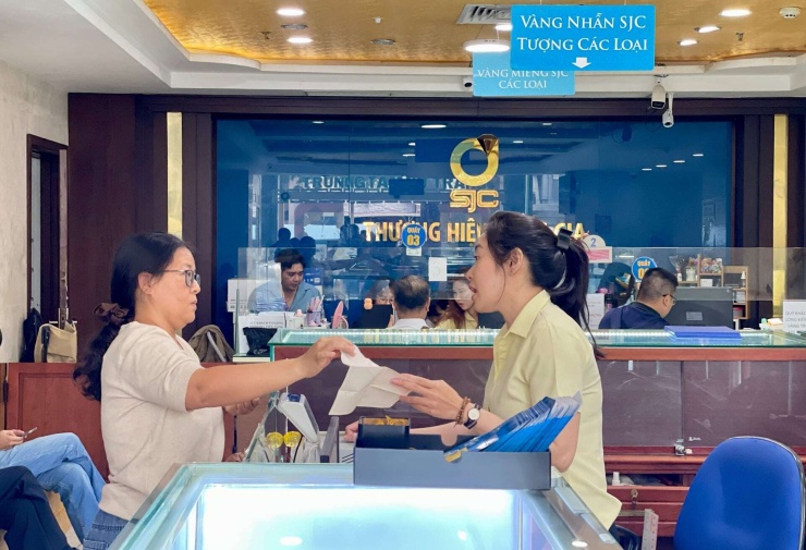 Khách giao dịch vàng tại trung tâm SJC TP.HCM. Ảnh: Hồng Phúc
