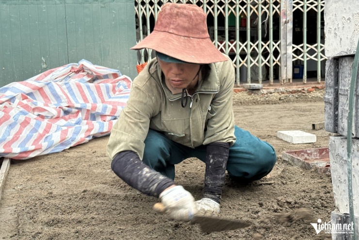 Công nhân khẩn trương lát vỉa hè đoạn bên trái tuyến.