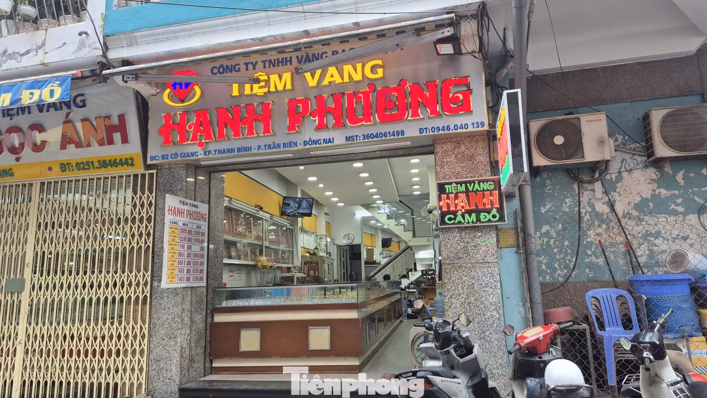 Tại trung tâm TP. Đồng Nai các cung đường vàng, bạc, đá quý như đường Cách Mạng Tháng 8, đường Võ Thị Sáu, Cô Giang, Nguyễn Hiền Vương...phường Trấn Biên bỗng yên ắng, đìu hiu lạ thường. Các tiệm vàng rất ít khách hàng giao dịch cả chiều mua và bán. Đại diện một tiệm vàng cho hay, tuần qua do ảnh hưởng thị trường kim cương, giá vàng xuống sâu nhiều người không mặn mà bán, người mua cũng lo ngại thị trường cũng có thể xuống nữa.