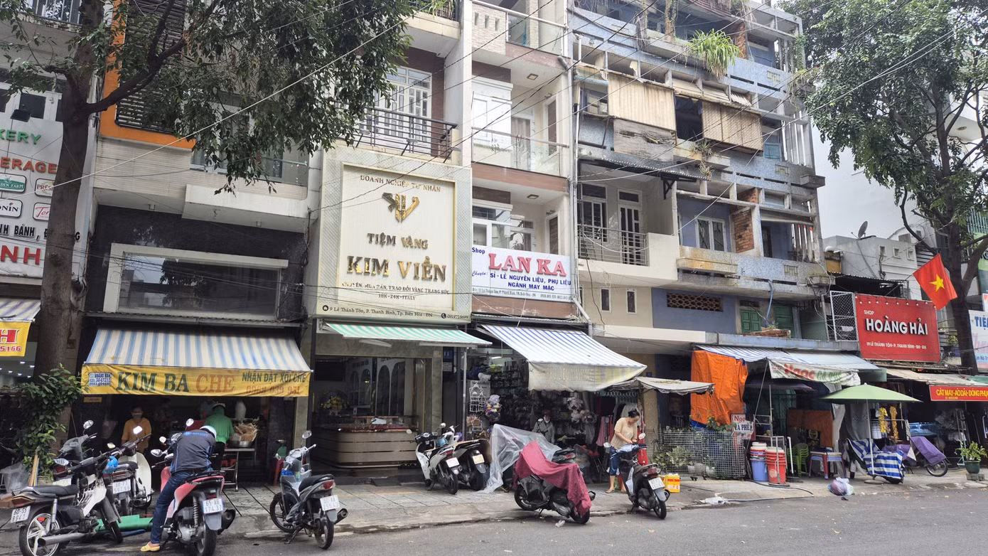 Tuy nhiên các cửa hàng đều thưa thớt khách