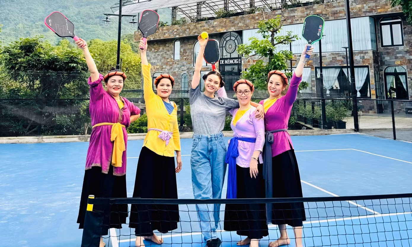 Sân pickleball trong khuôn viên nhà vườn.
