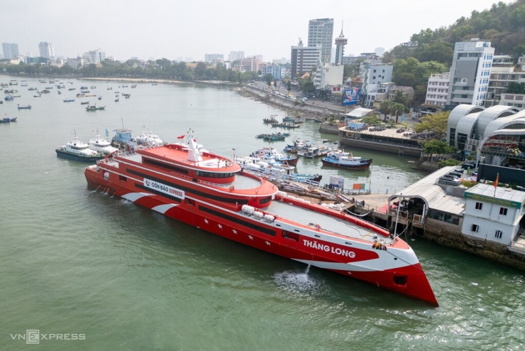Tàu Thăng Long tại cảng Cầu Đá, phường Vũng Tàu. Ảnh: Trường Hà