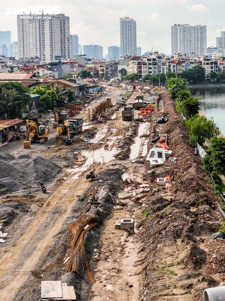 Ghi nhận vào những ngày cuối tháng 7/2026, không khí thi công trên đoạn từ Nguyễn Trãi đến hồ Đầm Hồng diễn ra khẩn trương.