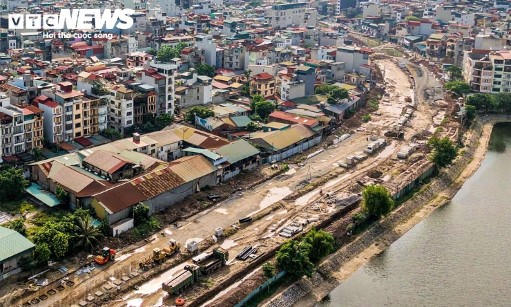 Tại khu vực ven hồ Đầm Hồng, đường Khương Đình, đường Bùi Xương Trạch và nút giao với đường Nguyễn Trãi, nhiều mũi thi công được triển khai cùng lúc. Các đơn vị tập trung gia cố nền đường, xây dựng hệ thống hạ tầng kỹ thuật và thực hiện các hạng mục theo kế hoạch.