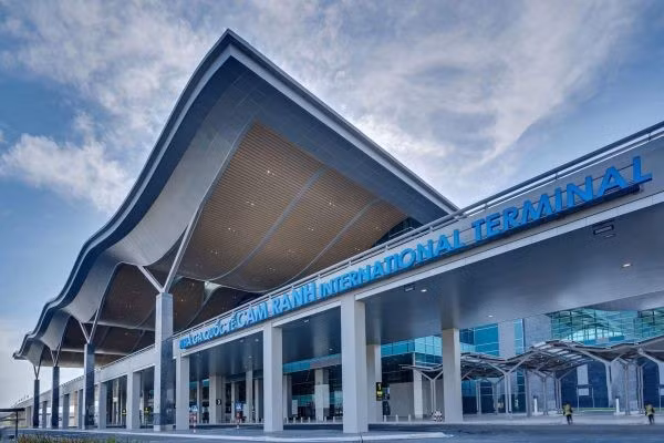 Đến năm 2030, Cảng hàng không quốc tế Cam Ranh sẽ đạt công suất 19 triệu hành khách và 50.000 tấn hàng hóa mỗi năm. Ảnh: VGP.