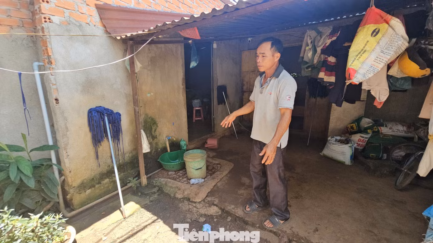 Ông Mai Anh Vũ (bố của bé gái) chỉ vị trí xảy ra vụ người đàn ông lạ lẻn vào nhà ôm con gái rồi bỏ chạy.