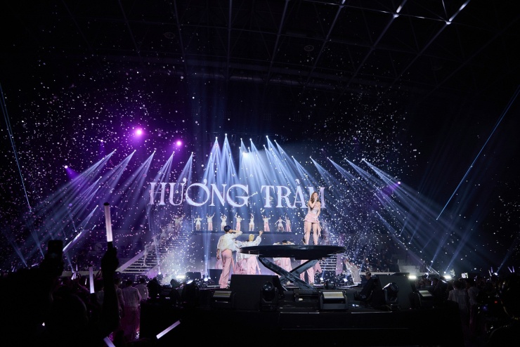 Hương Tràm thay hàng chục bộ váy trong concert nhưng đẹp nhất là hình ảnh đi chân trần hát cùng Phan Mạnh Quỳnh - 1