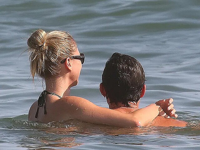Orlando Bloom đi nghỉ với bạn gái kém 21 tuổi, người mẫu Luisa Laemmel. Ảnh: Backgrid