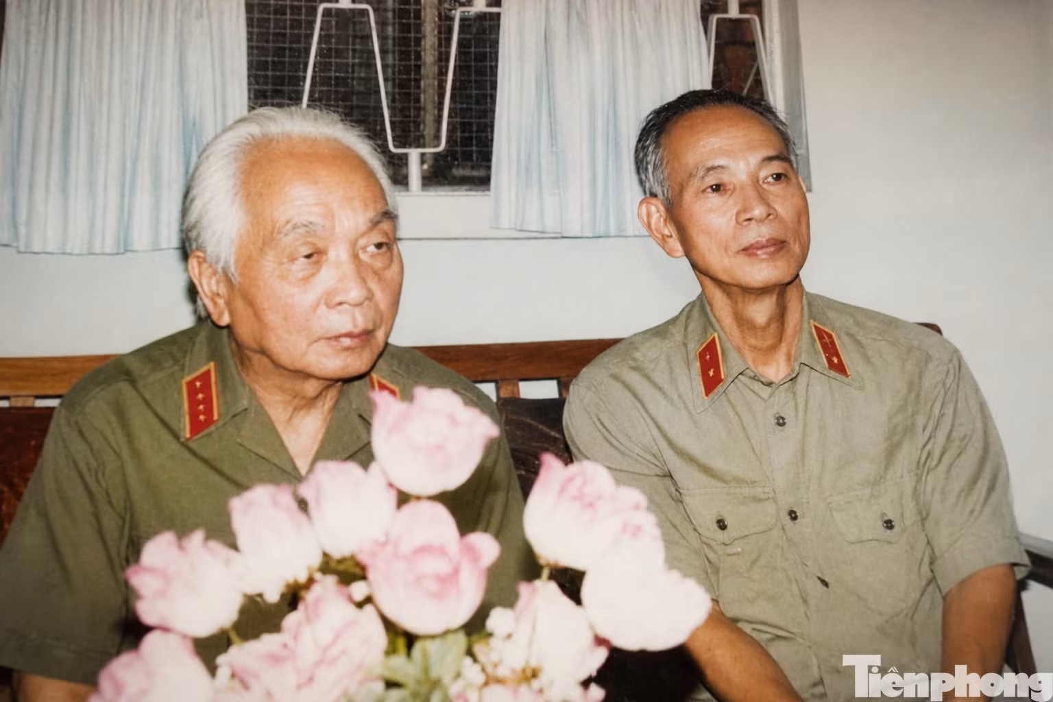 Bức ảnh lưu giữ khoảnh khắc Thiếu tướng Trần Hải Phụng chụp cùng Đại tướng Võ Nguyên Giáp. (Ảnh: Gia đình cung cấp)