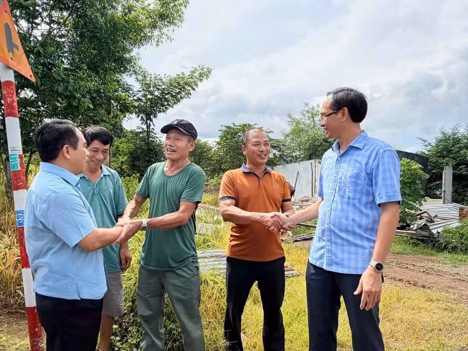 Ông Phan Minh Hợp, Chủ tịch UBND xã Châu Pha trao đổi với người dân có đất bị thu hồi làm dự án đường Vành đai 4 TPHCM