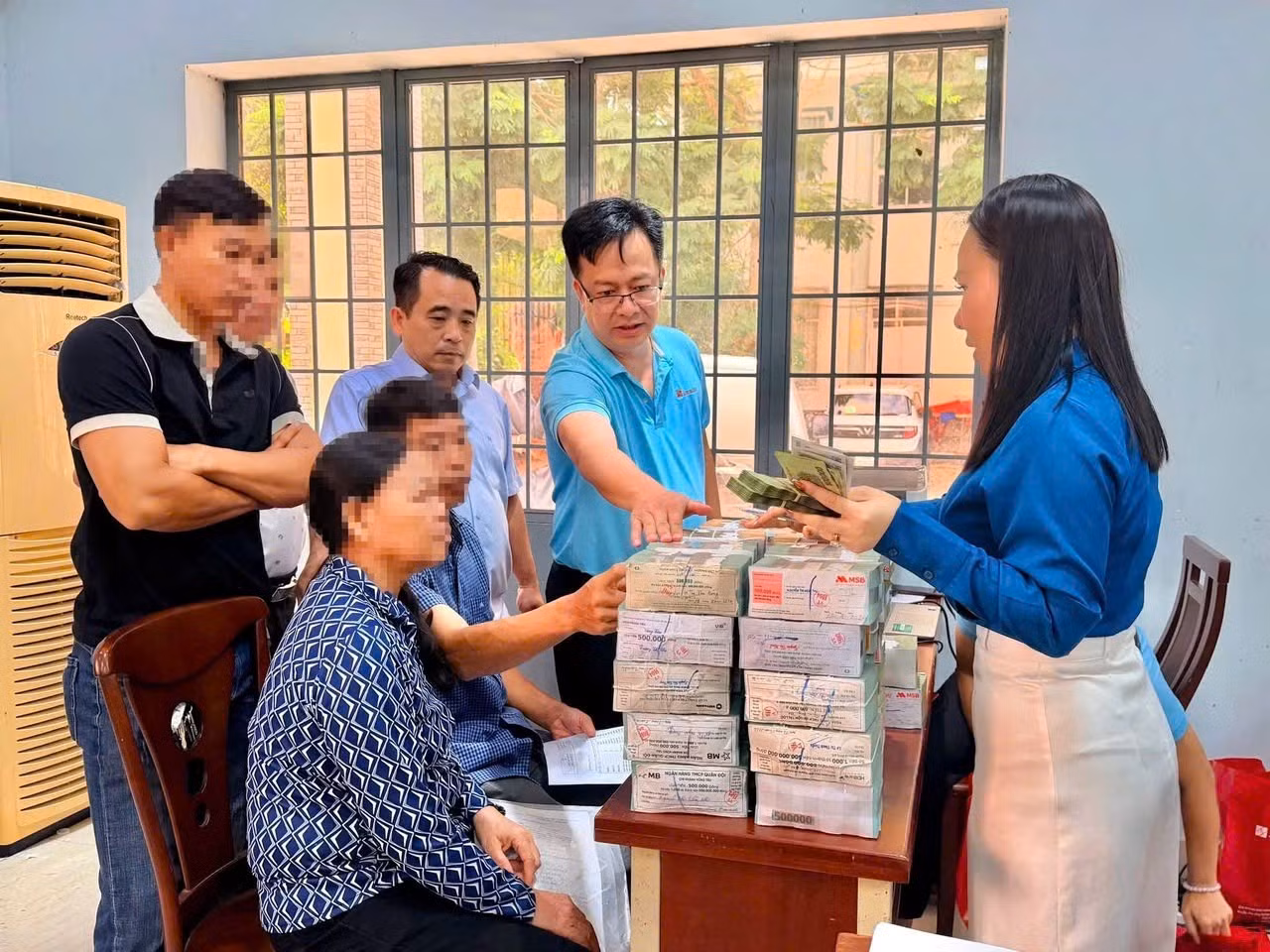 Người dân xã Châu Pha nhận tiền bồi thường giải phóng mặt bằng