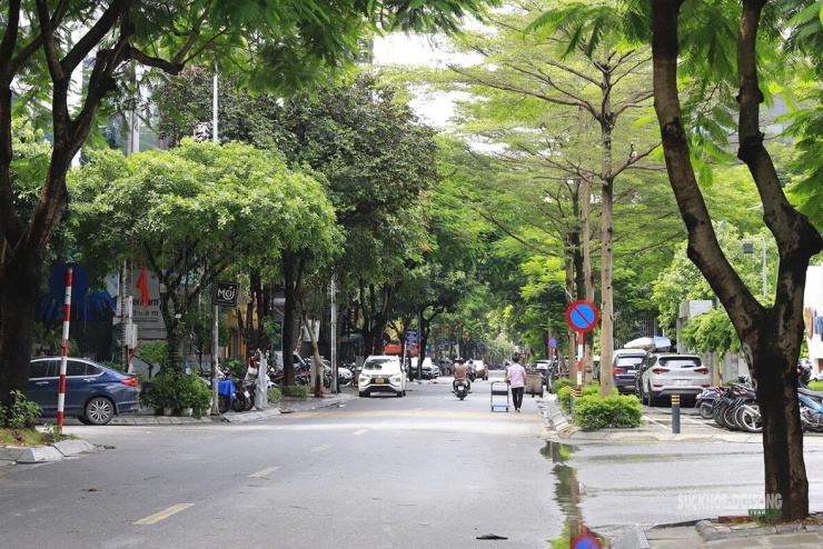 Nhiều nhà hàng, quán ăn hiện hoạt động quanh khu vực Khúc Thừa Dụ. Ảnh: T.Anh
