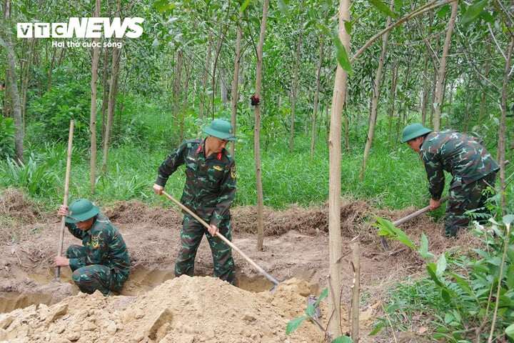 Lực lượng chức năng đang mở rộng tìm kiếm hài cốt liệt sĩ tại khu vực Câu Nhi. (Ảnh: Xuân Diện)