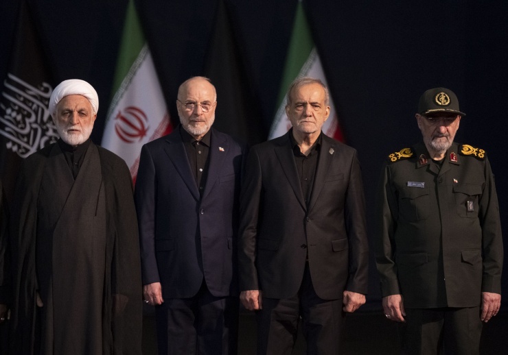 Từ trái sang, Chánh án Iran Gholam-Hossein Mohseni-Eje'i, Chủ tịch Quốc hội Mohammad Bagher Ghalibaf, Tổng thống Masoud Pezeshkian và cựu tư lệnh IRGC Mohsen Rezaee tại Tehran ngày 3/7. Ảnh: AFP