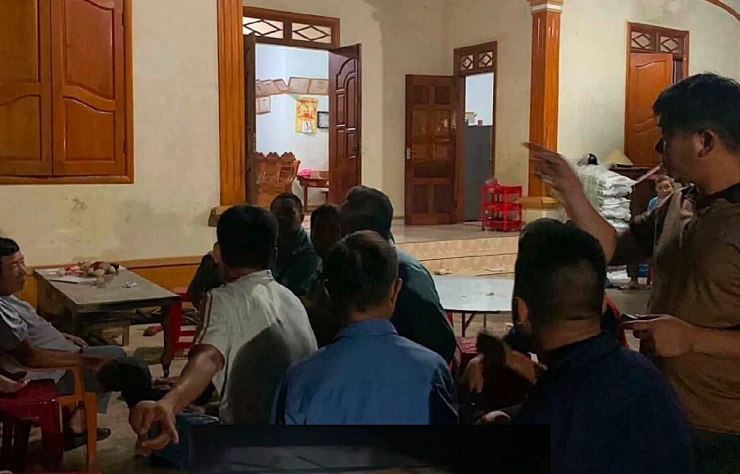 Làng xóm, người thân đến lo hậu sự cho bé trai. 