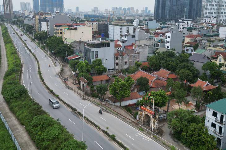 Cổng làng Nhật Tảo giữa không gian đô thị hiện đại. Ảnh: T.Anh