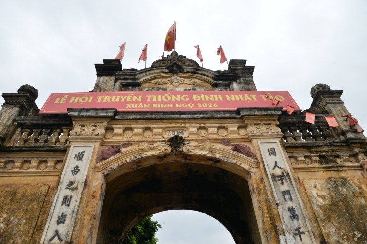 Cổng làng hơn 100 năm tuổi chờ hoàn thiện trùng tu. Ảnh: T.Anh