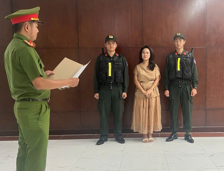 Cơ quan công an tống đạt các quyết định và lệnh đối với ca sĩ Nguyễn Thị Hiền (nghệ danh Phương Diễm Huyền). Ảnh: CACC