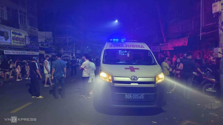 Xe cấp cứu túc trực gần hiện trường vụ cháy. Ảnh: Đình Văn