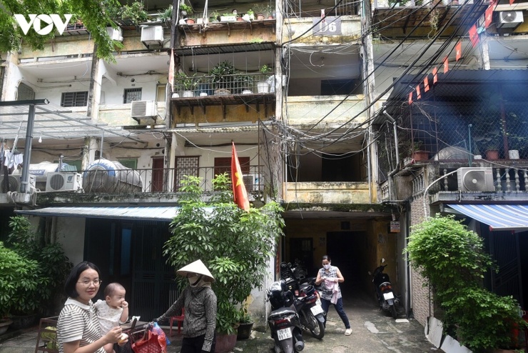 Các dãy nhà này hiện là nơi sinh sống của hàng nghìn người dân sau nhiều thập kỷ sử dụng.