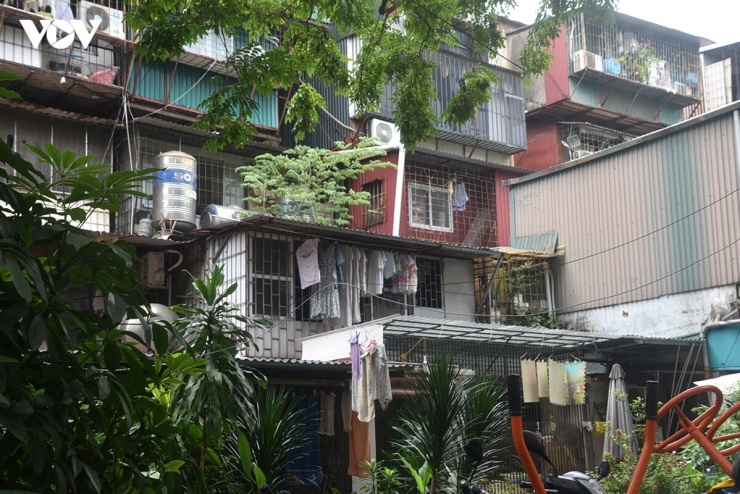 Người dân tìm cách cơi nới bằng khung sắt, mái che hoặc "chuồng cọp" để tăng diện tích sử dụng.