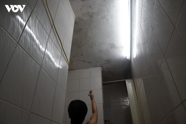 Trao đổi với phóng viên, bà Lê Bích Hằng, Tổ phó Tổ dân phố số 14, cho biết phần lớn các căn hộ đều đã xuống cấp, nhiều hộ gặp tình trạng thấm dột sau 50 năm sử dụng."Hiện tại, hầu hết các hộ dân trong khu đều đang phải chịu cảnh nhà bị thấm dột và xuống cấp nghiêm trọng".