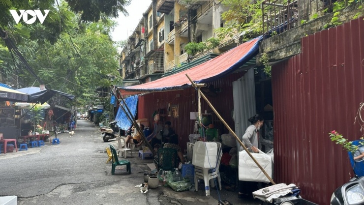 Người dân vẫn vận chuyển hàng hóa vào bên trong khu vực quây rào phong tỏa.