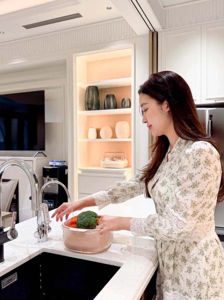 Nội thất trong cơ ngơi mới của vợ chồng Đỗ Mỹ Linh hướng đến sự hiện đại, sang trọng với tông trắng be chủ đạo. Ảnh: FBNV
