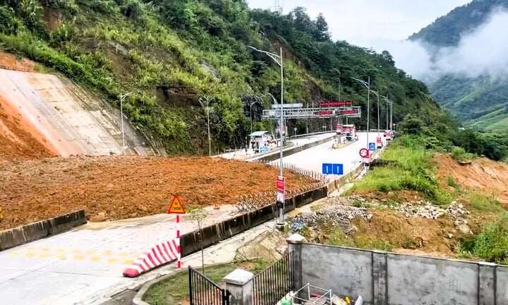 Hơn 2.000 m³ đất đá tràn xuống Quốc lộ 4D. (Ảnh: Laocai.gov.vn)
